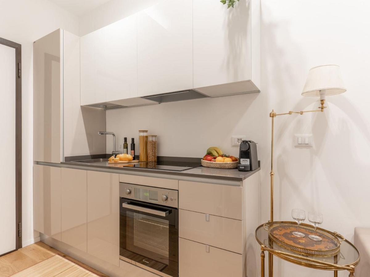 The Best Rent - Gorgeous One-Bedroom Apartment In Ticinese Milan Bagian luar foto