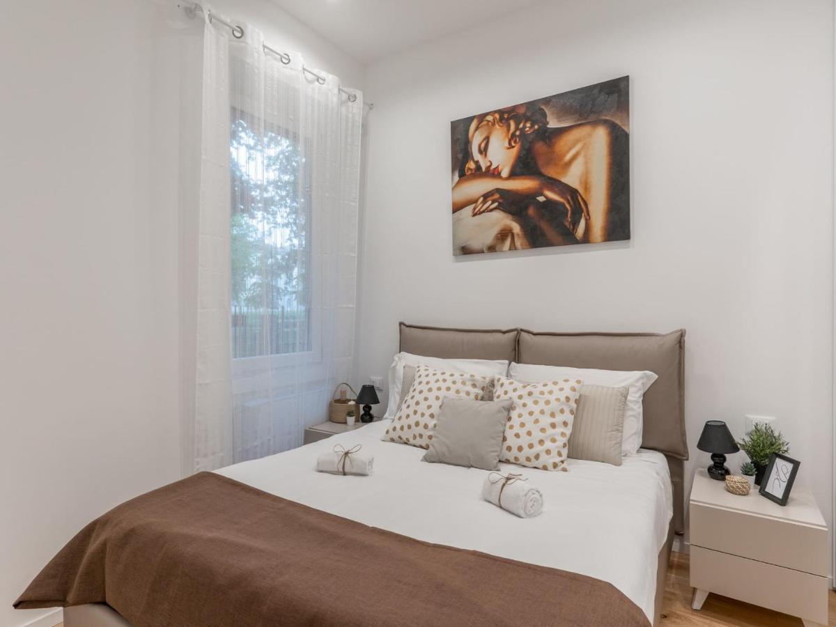 The Best Rent - Gorgeous One-Bedroom Apartment In Ticinese Milan Bagian luar foto