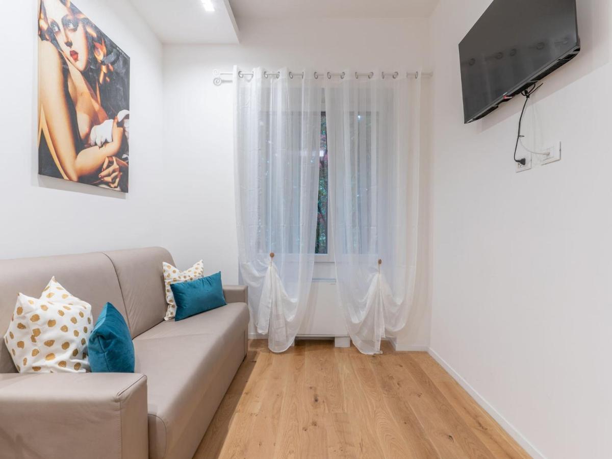 The Best Rent - Gorgeous One-Bedroom Apartment In Ticinese Milan Bagian luar foto