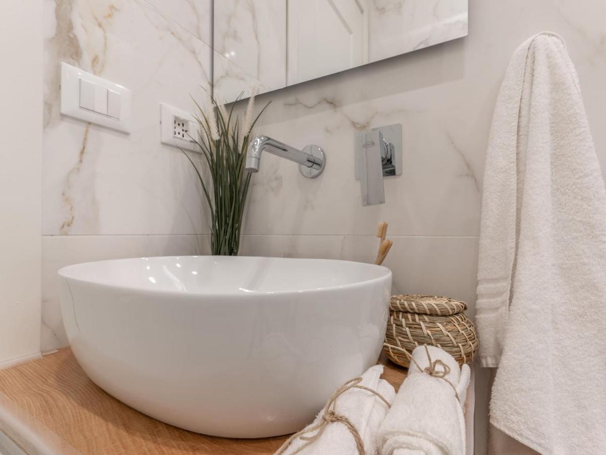 The Best Rent - Gorgeous One-Bedroom Apartment In Ticinese Milan Bagian luar foto