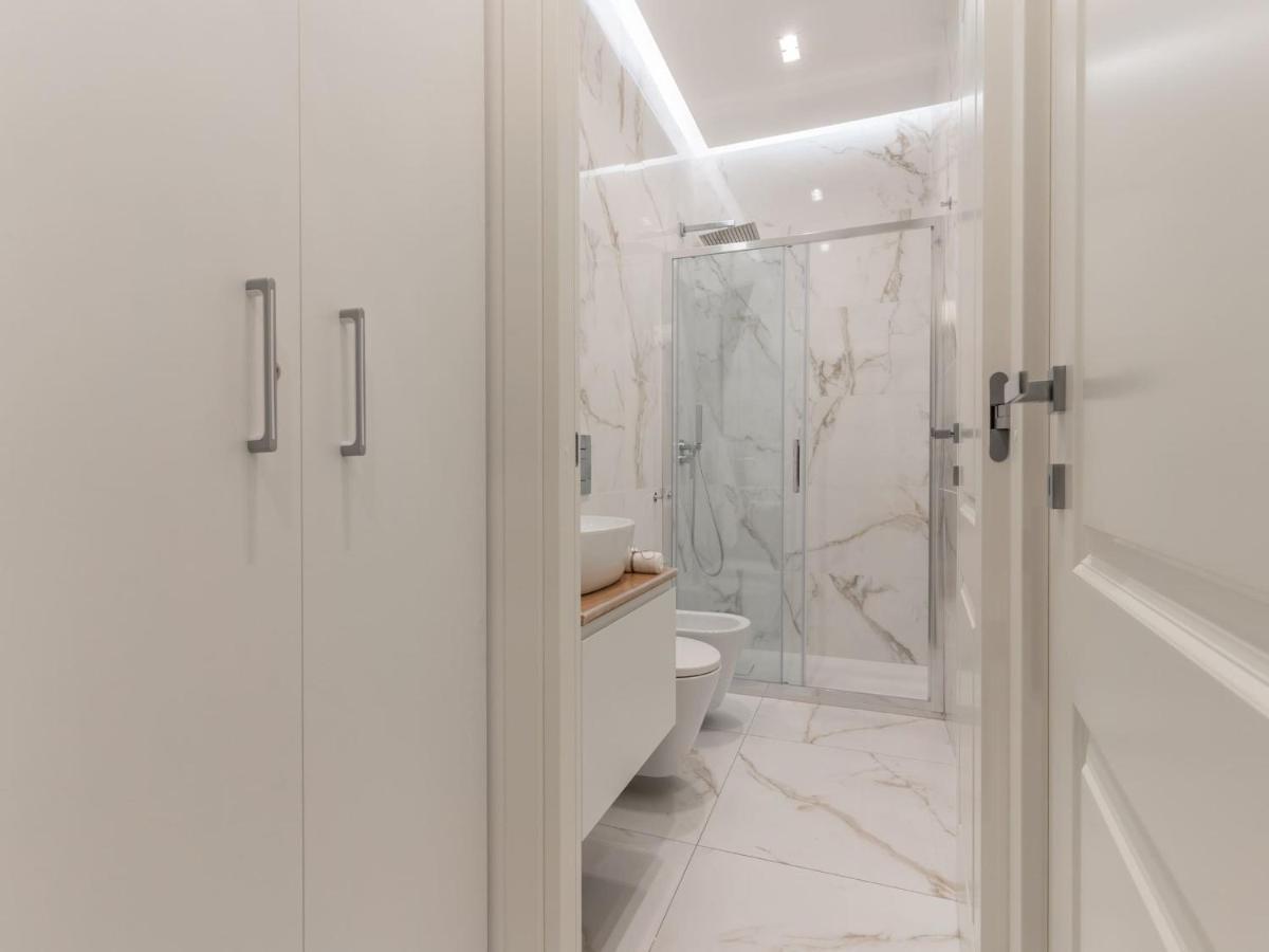 The Best Rent - Gorgeous One-Bedroom Apartment In Ticinese Milan Bagian luar foto